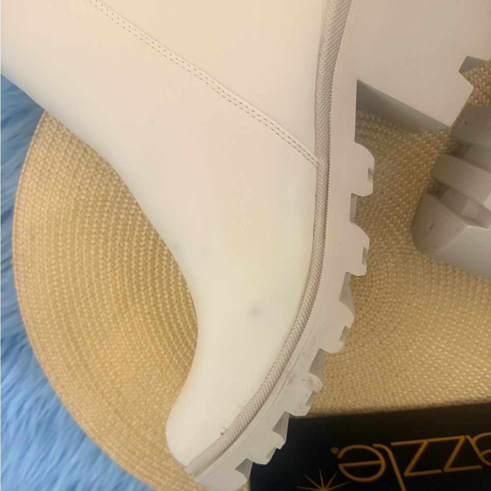 Shoe Dazzle NEW Danilyn Lug Sole
Bootie Faux Leather Cream 10 - Picture 10 of 10